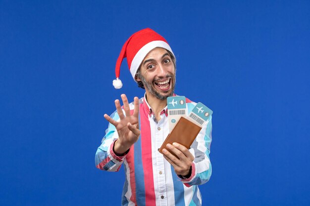 Jovem expressivo posando para o Natal