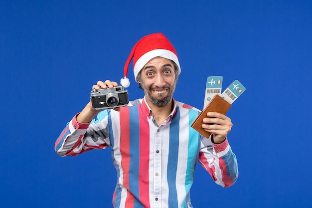 Jovem expressivo posando para o natal