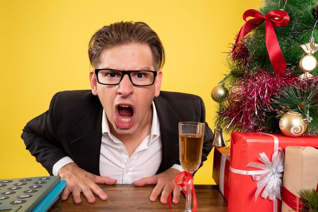 Jovem expressivo posando para o Natal