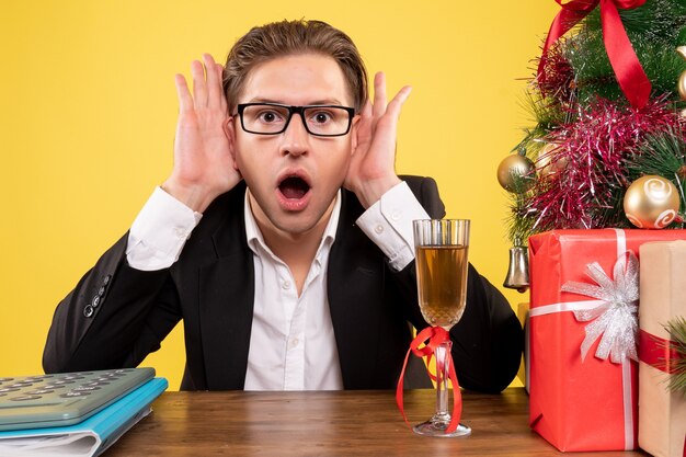 Jovem expressivo posando para o Natal