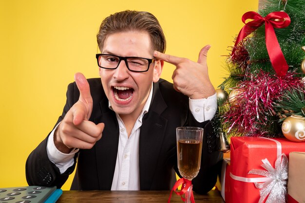 Jovem expressivo posando para o Natal