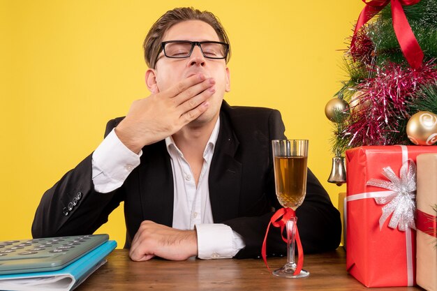 Jovem expressivo posando para o Natal