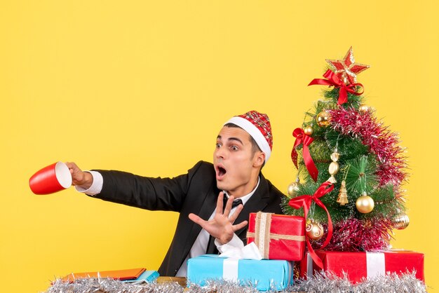 Jovem expressivo posando para o natal