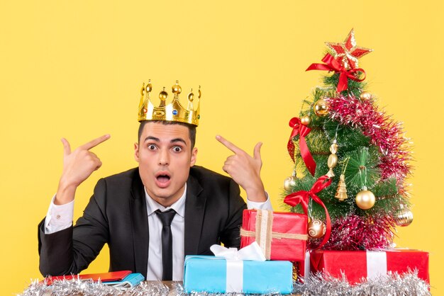 Jovem expressivo posando para o Natal