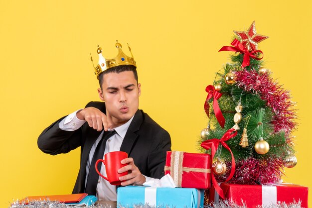 Jovem expressivo posando para o Natal