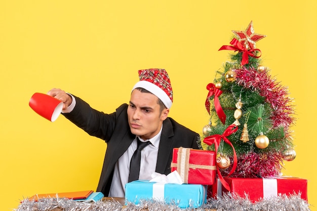 Jovem expressivo posando para o natal