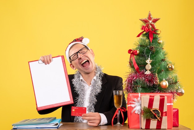 Jovem expressivo posando para o Natal