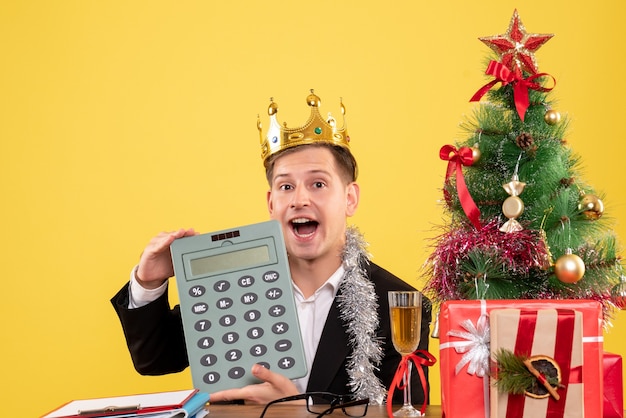 Jovem expressivo posando para o Natal