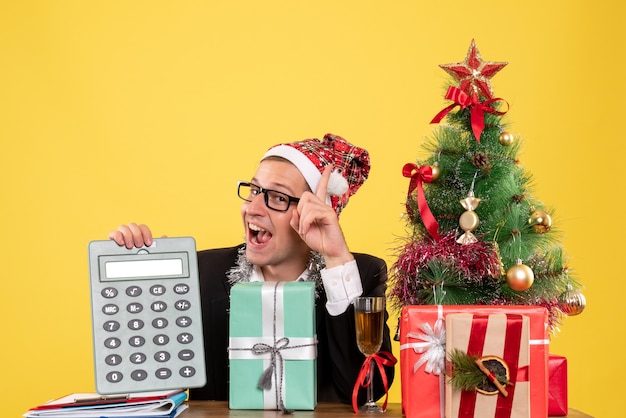 Foto grátis jovem expressivo posando para o natal