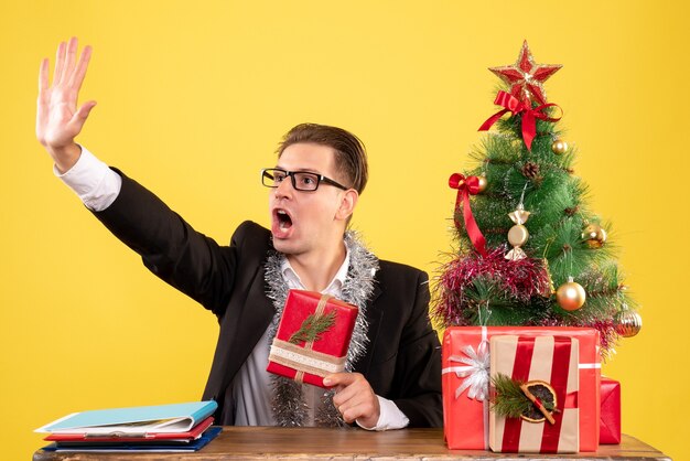 Jovem expressivo posando para o Natal