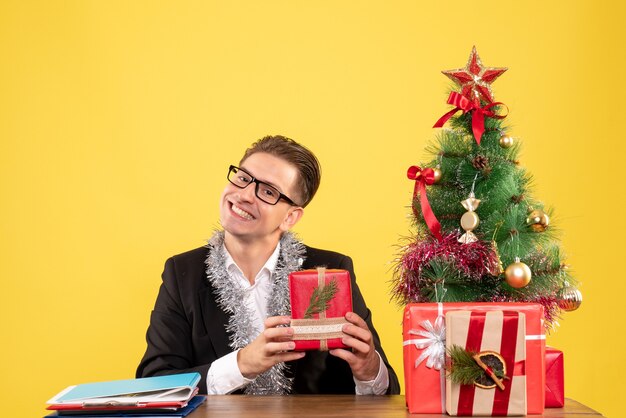 Jovem expressivo posando para o Natal