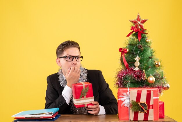 Jovem expressivo posando para o Natal