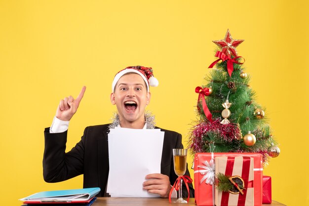 Jovem expressivo posando para o Natal