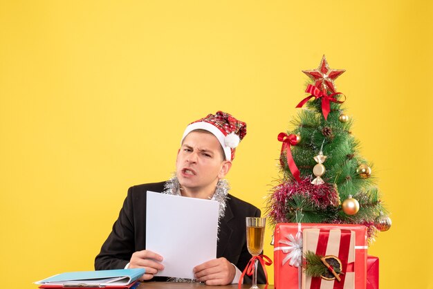 Jovem expressivo posando para o Natal