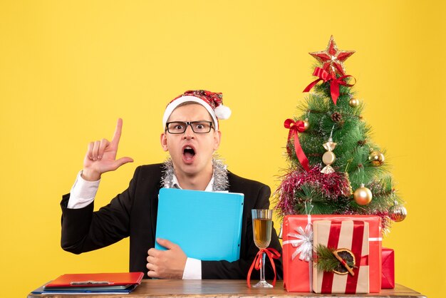 Jovem expressivo posando para o natal