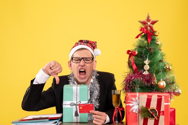 Jovem expressivo posando para o Natal