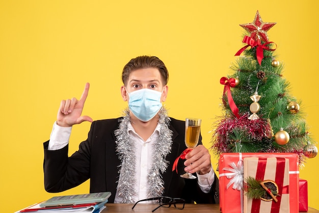 Jovem expressivo posando para o Natal