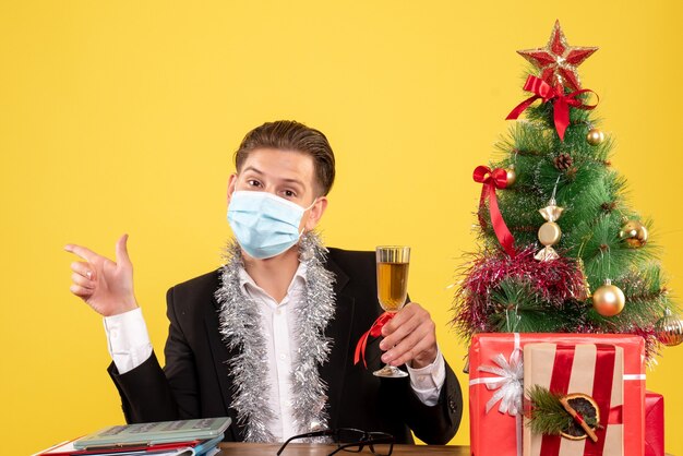 Jovem expressivo posando para o Natal