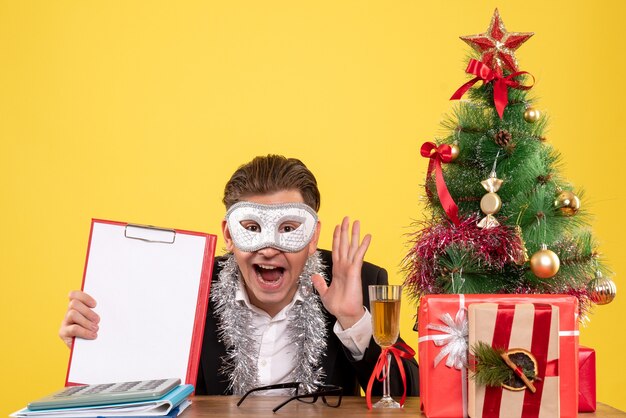 Jovem expressivo posando para o Natal