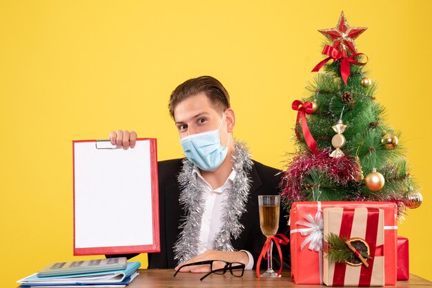 Jovem expressivo posando para o Natal