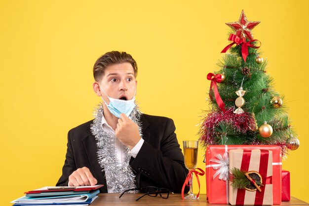 Jovem expressivo posando para o Natal