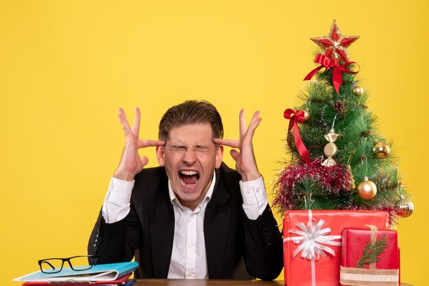 Jovem expressivo posando para o Natal