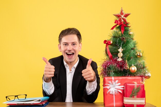 Jovem expressivo posando para o Natal