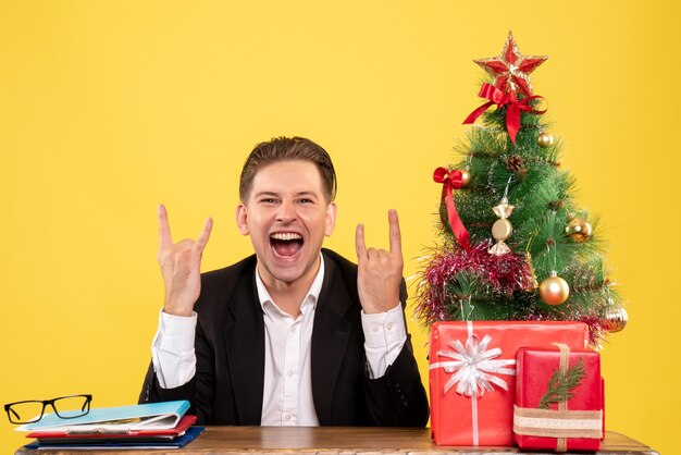 Jovem expressivo posando para o Natal