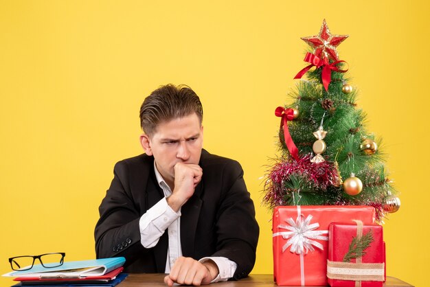 Jovem expressivo posando para o Natal