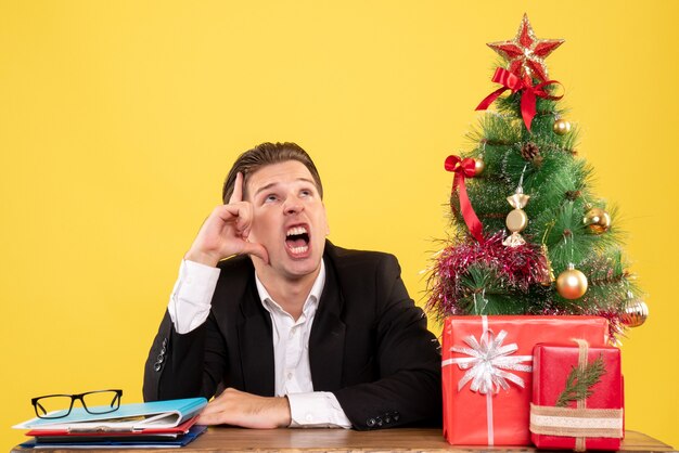 Jovem expressivo posando para o Natal