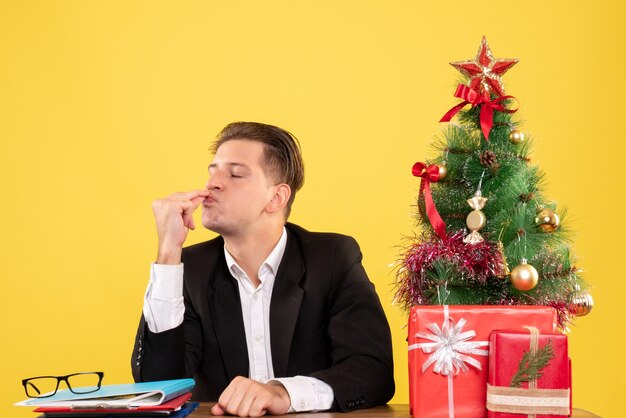 Jovem expressivo posando para o Natal