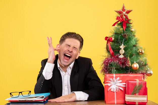 Jovem expressivo posando para o Natal