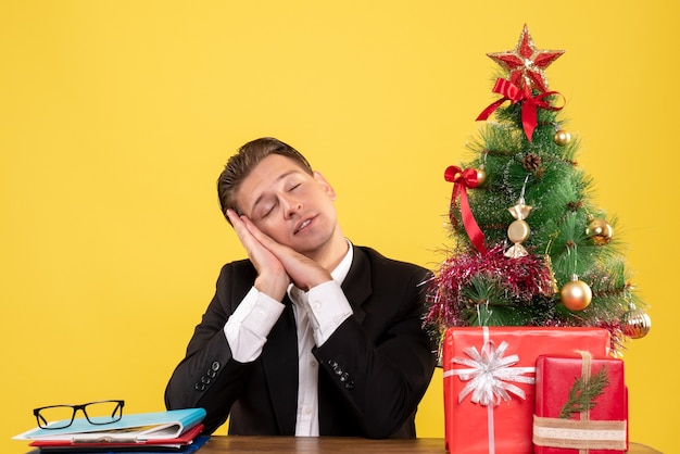 Jovem expressivo posando para o Natal