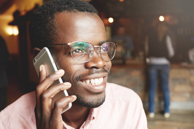 Jovem falando ao telefone