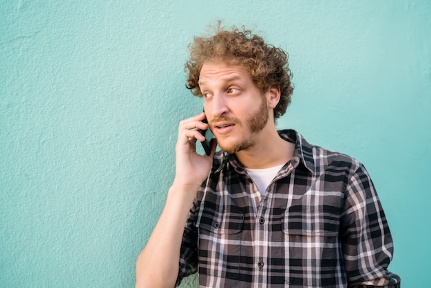 Jovem, falando ao telefone.