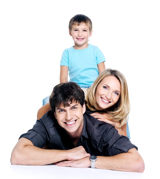 Jovem família feliz com criança posando em um espaço em branco