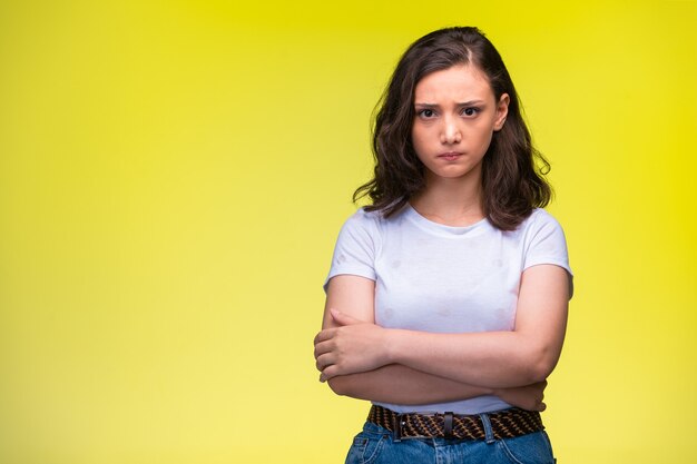 Foto grátis jovem faz cara de ressentimento.