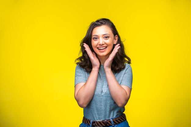 Jovem faz uma cara bonita e sorridente.