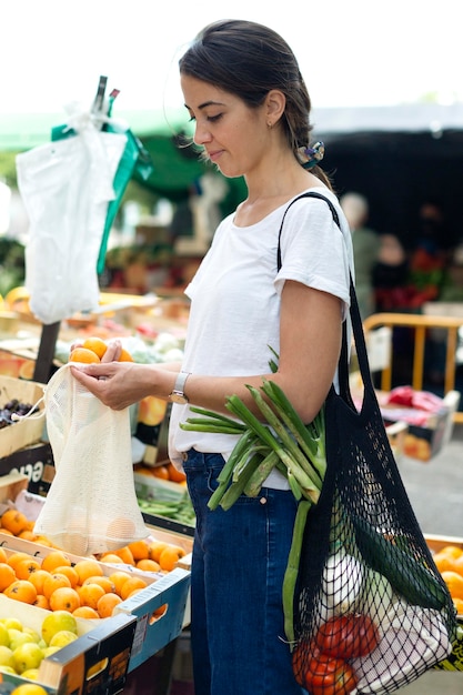 Foto grátis jovem fazendo compras de mantimentos