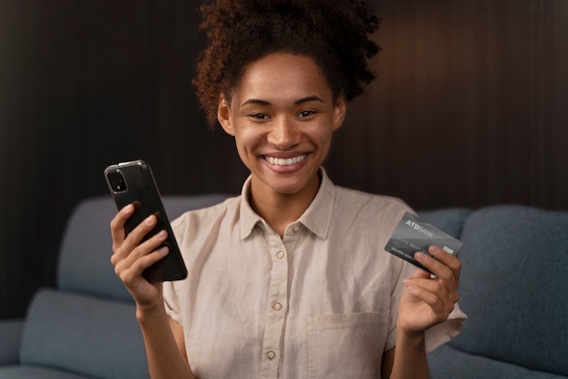 Foto grátis jovem fazendo compras online