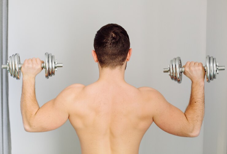 Foto grátis jovem fazendo esporte exercícios em casa