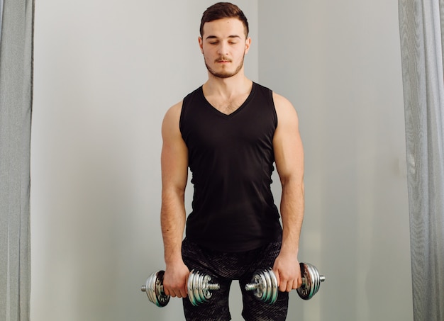 Jovem fazendo esporte exercícios em casa