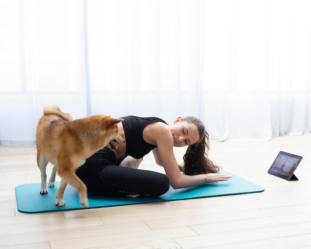 Foto grátis jovem fazendo exercícios com o cachorro