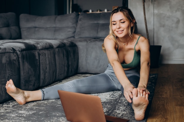 Jovem fazendo exercícios em casa