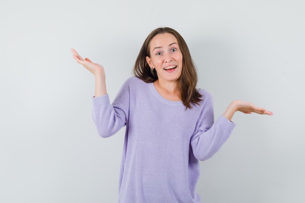 Jovem fazendo gesto de escala com uma camisa casual e parecendo feliz