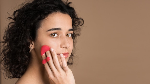 Foto grátis jovem fazendo massagem facial