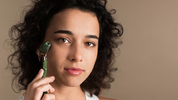 Foto grátis jovem fazendo massagem facial