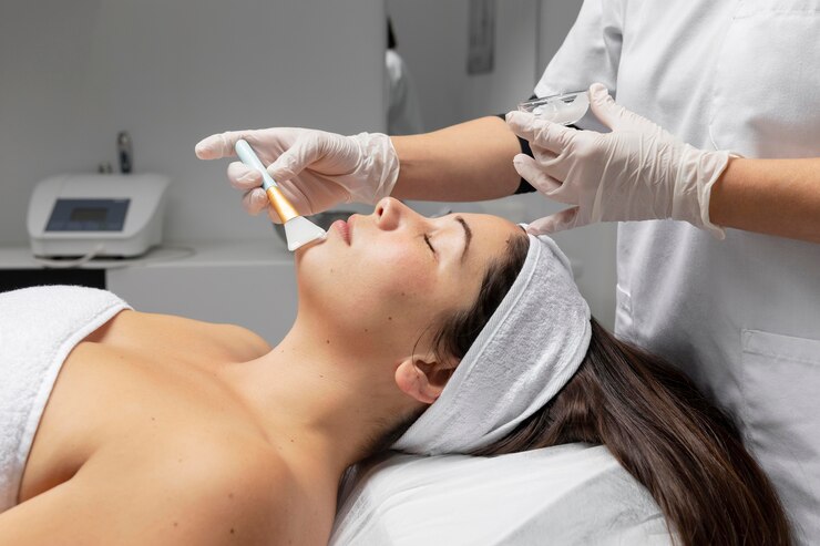 Foto grátis jovem fazendo um tratamento facial para a pele