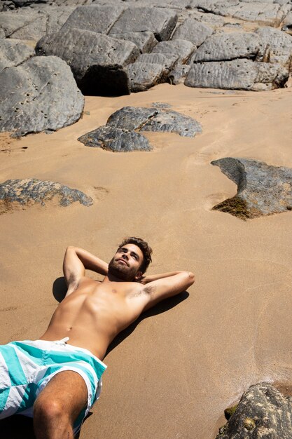 Jovem fazendo uma viagem em cerca de playa laga