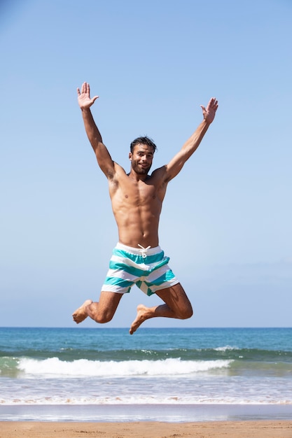 Jovem fazendo uma viagem em cerca de playa laga